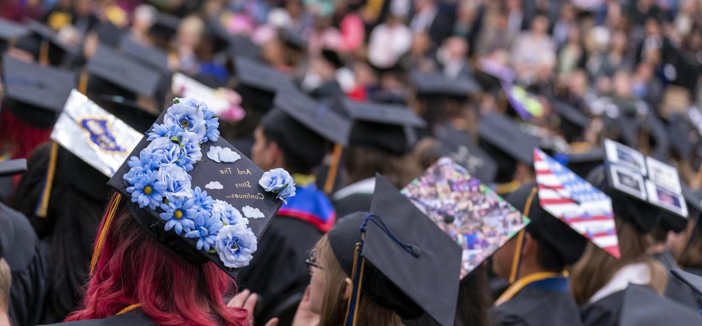 毕业典礼上戴着装饰帽的学生.