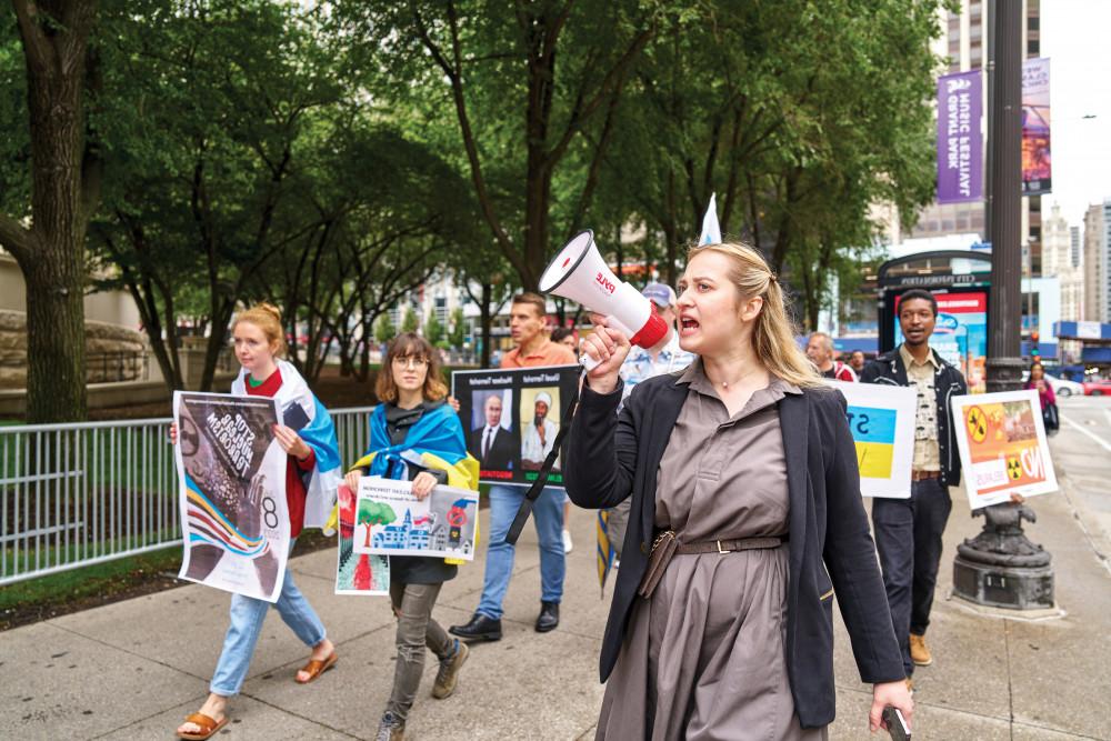 21岁的安娜斯塔西娅·沃罗诺夫斯基(Anastasia Voronovsky)带领活动人士在芝加哥举行集会，抗议入侵乌克兰.